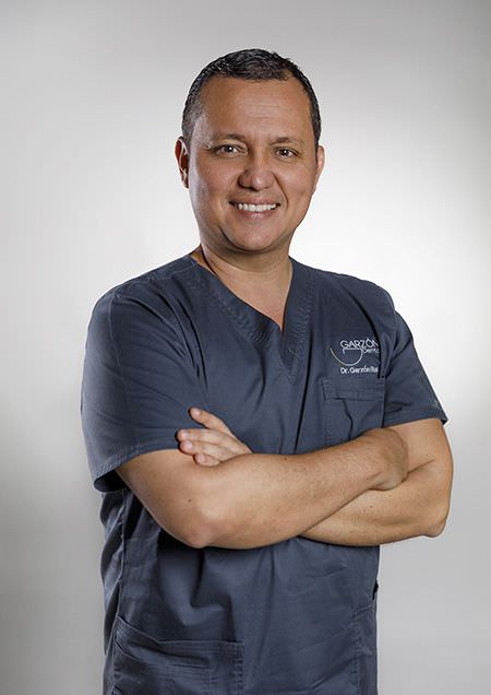 doctor Garzón Roa en la clínica dental Garzón en Terrassa